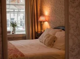 Duke's House, Penrith - Stunning Large Home - Town Centre on your Doorstep - 5 Bedrooms & Sun Trap Garden - Lake District Stay