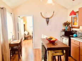 Charming Garden Cottage，位于尤金的酒店