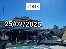 Empuriabrava 500m de la plage de la Rubina，位于艾姆布里亚布拉瓦的酒店