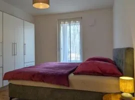 Neue moderne große Wohnung am See mit Terrasse, Garten, Einbauküche, Badewanne, Dusche, nähe Berlin
