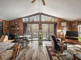 Zen Vibe w Fireplace Grill Deck & Screened Porch