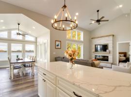 Pearl Lake Retreat with Dock and Stunning Views!，位于底特律莱克斯的酒店