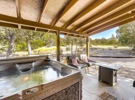 Peaceful Strawberry Cabin: Fire Pit & Hot Tub，位于Pine的酒店