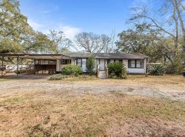 Spacious Farmhouse Ranch Near Mobile，位于莫比尔提尔曼斯角的酒店
