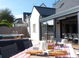 Confortable maison avec piscine a Larmor Baden，位于拉尔莫巴当的酒店