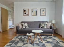Apartment for 3, close to Zurich and Luzern, free private parking，位于Wohlen的酒店