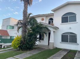 Residencia con alberca privada y jacuzzi en Lomas de Cocoyoc，位于瓦兹特佩克的乡村别墅