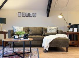 Converted Welsh Sunday School with Sea View & Garden on Anglesey - Dog Friendly，位于阿姆奇的酒店