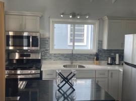 Caribbean Living Cottage near beach，位于Dickenson Bay的酒店
