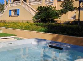La Maison Bleue，位于土伦的带泳池的酒店