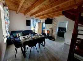 Domki na zielonej łące