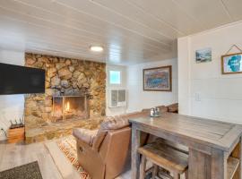 Walk to Beach Dog-Friendly Cabin in Glenbrook!，位于Glenbrook的酒店