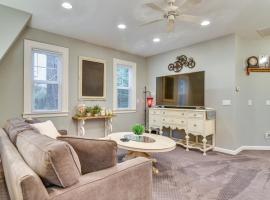 2 Mi to Bay Park Charming Milwaukie Getaway，位于密尔沃基的酒店