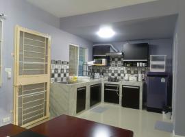 Private Room in a Shared Homestay，位于他朗的酒店