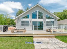 Expansive Lakefront Home with Private Dock，位于Grand Junction的酒店