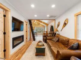 Cozy 3BR Cabin with Hot Tub on Nippersink Creek