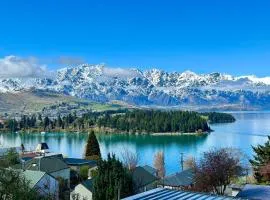 Remarkable VIEWS 2 Bedrooms & BIG DECK