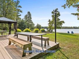 Lakefront Tranquility Spacious Retreat Sleeps 14，位于Grand Junction的酒店