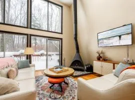 3Br 2Bath Midcentury Ski Chalet with Hot Tub & Kids' Loft