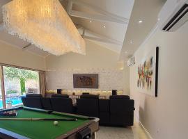 Villa Frangepani, Private Pool, 3 Bedroom, 2 Bath, Fully Equipped, Billiard Table, Home theatre, at Sumba Paradise Bech Resort，位于Lakahembi的酒店