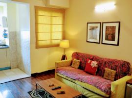 Studio Apartment with Green Lawn，位于诺伊达的酒店