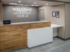 康马克/长岛希尔顿恒庭酒店，位于康梅克的酒店