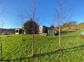 Shepherds Hut-1 Bed-Hot Tub-Pet Friendly，位于邓弗里斯的酒店