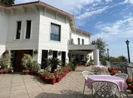 8fold-Pinecrest By LaRiSa, Bhimtal