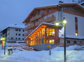 Hotel Garnì Caminetto，位于摩德纳迪-坎皮格里奥Madonna di Campiglio Ski Resort附近的酒店