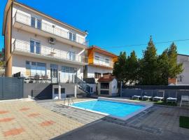 Apartment Dijana with private pool，位于顿吉普罗洛扎克的酒店