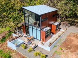 Charming Tiny House with Jacuzzi & Fire Pit