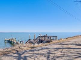 1 Mi to Colonial Beach Boardwalk Home with Fire Pit，位于科洛尼尔比奇的酒店