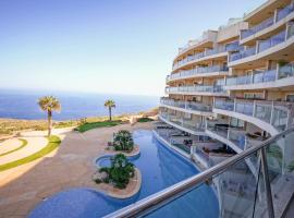 Luxury Living Apt with Massive Pool - Views and Beautiful Gardens，位于Għajn Melel的酒店