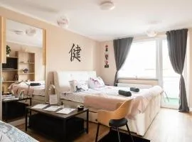 - Zen Haven Luxurious 3-Room Japanese-Themed Apartment with King-Size Beds, Balcony, Bamboo Accents, Entertainment Galore & Private Parking - Near Airport & Train Station -