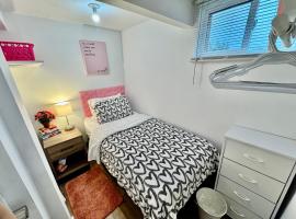 Tiny Private Room on the 1st Floor with Shared Bathroom near SeaTac Airport and Downtown Seattle，位于西雅图的酒店