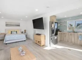 Walk to the Sand Ocean Views Balcony Parking Sunset Surf