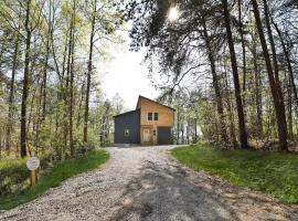 New listing-- Hocking Hills Modern Cabin，位于洛根的酒店