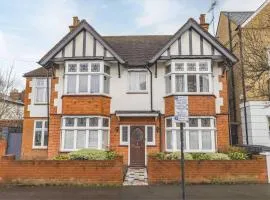 Spacious 5BR Home, Parking, Walk to Windsor