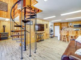 2 Mi to Main Street Mtn-View Escape in Lander!，位于兰德的酒店