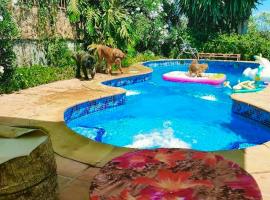 Valencia, villa, piscina privada, junto A-7 cerca de playas, aeropuerto, Cheste，位于托伦特的酒店