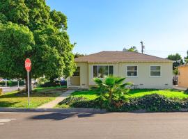 Cozy & Stylish Home Spacious Fully Equipped Stay