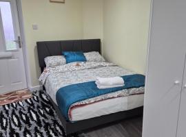 Spacious one bedroom Self Contain with toilet and bath，位于米尔顿凯恩斯的酒店
