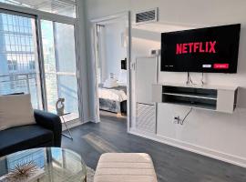 Downtown Oasis Condo with Balcony & Free Parking，位于多伦多的酒店