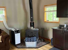 Small Muskoka Cottage- Gibson Lake，位于Bala的酒店