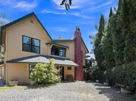 Eaglenest Inn with Pool & Seasonal SPA，位于朱利安的酒店