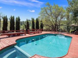 Eaglenest Inn with Pool & SPA，位于朱利安的酒店