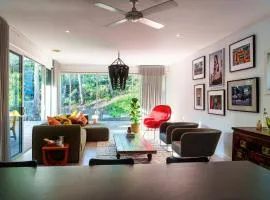 Montez House - Central Retro-Modern Pool Retreat