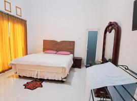 RedDoorz at Family Syariah Homestay kotamobagu，位于Poyowa-besar的酒店