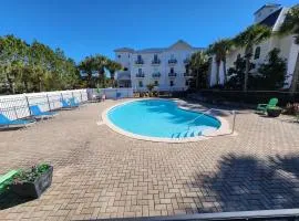 30A Luxury Suite with King Bed, Parking, Pool & Balcony