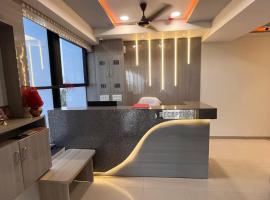 HOTEL RK VILLA , Naroda，位于艾哈迈达巴德萨达尔·瓦拉巴伊·帕特尔国际机场 - AMD附近的酒店
